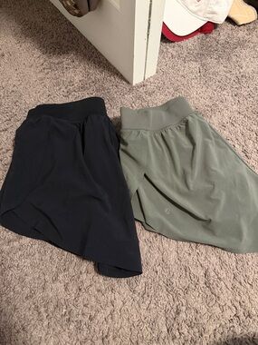 CRZ YOGA Mid Rise Dolphin Shorts Green & Black